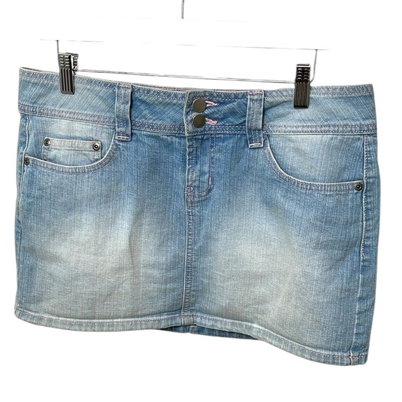 l.e.i. Y2K Light Wash Jean Mini Skirt Pink Stitch Crystal Embroidered Pockets - Picture 2 of 7